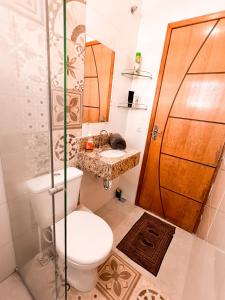 サン・トメー・ダス・レトラスにあるKitnet STL. Centroのトイレと洗面台のあるバスルーム