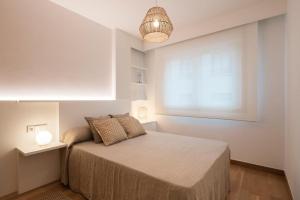 a bedroom with a bed and a window at PISO RECIEN REFORMADO in Cambados