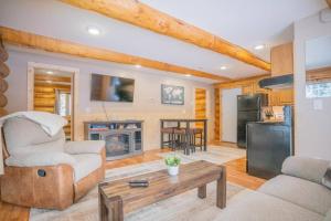 ein Wohnzimmer mit einem Sofa und einem Tisch in der Unterkunft Tucked Away Timber Lower Suite in Fairbanks