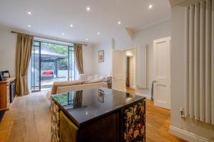 Gallery image of Gorgeous 2BD Flat with Patio - South Kensington! in London