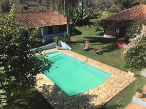 uma vista superior de uma piscina num quintal em Lindo Sitio Junto à Natureza em Ibiúna