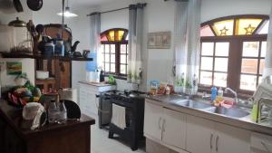 uma cozinha com um lavatório e um fogão em Lindo Sitio Junto à Natureza em Ibiúna
