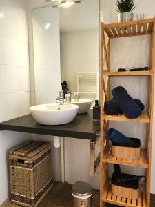 a bathroom with a sink and a mirror at BD MINIMES - Parking Free - Proche gare - Vue in Toulouse