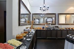 a buffet line with many different types of food at Faro Hotel Taubaté in Taubaté