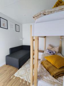 ein Schlafzimmer mit einem Etagenbett und einem Sofa in der Unterkunft Deluxe Apartman Lara in Liptovské Sliače