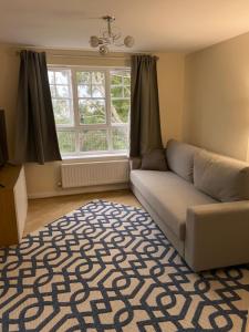 A seating area at Impeccable 2-Bed Apartment in London