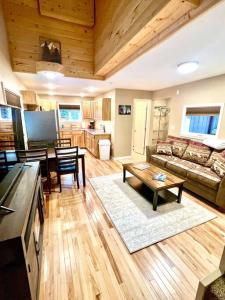 ein Wohnzimmer mit einem Sofa und einem Tisch in der Unterkunft Northern Lights Layover in Fairbanks