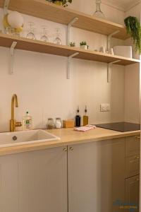 eine Küche mit weißen Schränken und einem Waschbecken in der Unterkunft Beethoven - St Michel - Métro - Tram - Stadium in Toulouse