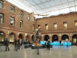ein Museum mit einer Statue eines Elefanten in einem Gebäude in der Unterkunft Beethoven - St Michel - Métro - Tram - Stadium in Toulouse
