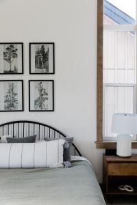 sypialnia z łóżkiem i oprawionymi obrazami na ścianie w obiekcie 4 Bed Main House w Mother-in-Law Suite and Hot Tub w mieście Cle Elum
