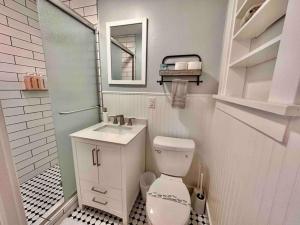 een kleine badkamer met een toilet en een wastafel bij The Virginia Blue Walk To Downtown Prescott in Prescott