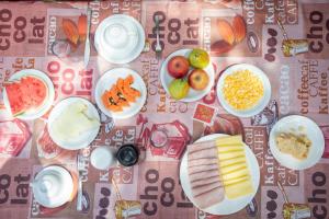 una mesa con platos de comida en una mesa en Villa Cordel, en Fernando de Noronha