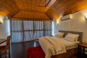 Кровать или кровати в номере Royal Agonda