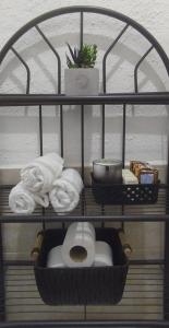 estante con toallas y aseo en el baño en Casa de Primavera con Jacuzzi - Santa Ana, en Santa Ana