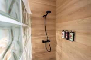 Baño con 3 botellas de vino en la pared en Apartamentos GEMINA, en Mérida 114 fotos más