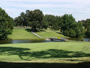 un campo de golf con un estanque y un verde en Modern/Retro Condo, en High Point