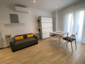a living room with a couch and a table at Apartamento Andalucía Centro II in Antequera