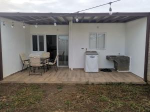 eine Terrasse mit einem Tisch, Stühlen und einem Grill in der Unterkunft Casa de Primavera con Jacuzzi - Santa Ana in Santa Ana