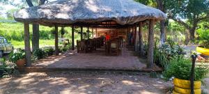 un pabellón con sillas y mesas en un jardín en Ecohotel Akuaipa, en San Juan del Cesar