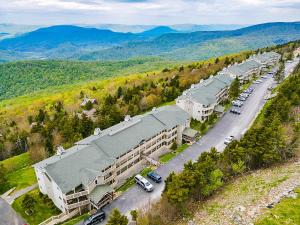 uma vista aérea de um grande edifício com estacionamento em Remodeled Summit Condo at Snowshoe - Modern & Cozy em Snowshoe