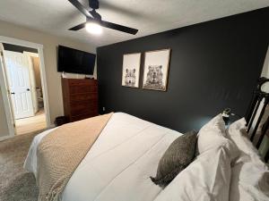 Łóżko lub łóżka w pokoju w obiekcie Remodeled Summit Condo at Snowshoe - Modern & Cozy