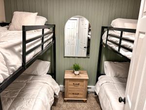 1 Schlafzimmer mit 2 Etagenbetten und einem Spiegel in der Unterkunft Remodeled Summit Condo at Snowshoe - Modern & Cozy in Snowshoe