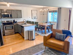 cocina y sala de estar con mesa y sofá en Remodeled Summit Condo at Snowshoe - Modern & Cozy en Snowshoe