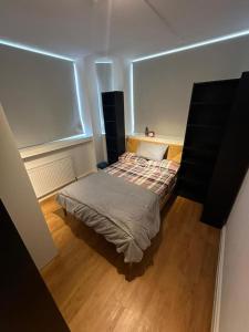 a small bedroom with a bed in a room at Charming studio in bond street in London