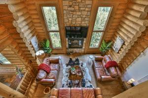 an overhead view of a living room in a log cabin at Eagle's Nest in Saint-Faustin