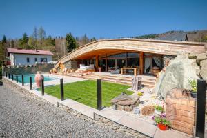 Casa con una gran casa de madera con una roca en Pagórek w Brennej, en Brenna