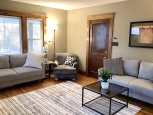 uma sala de estar com sofás e uma mesa de centro em Whole House Cohassett em Lakewood