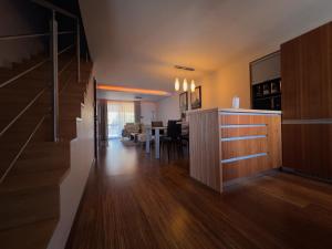 Kuchyňa alebo kuchynka v ubytovaní Apartmánový Dom 44