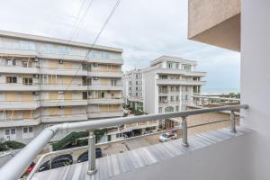 uma vista a partir da varanda de um edifício em Brand New Apartment- Great location Seafront with pool access em Durrës