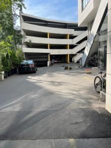 een parkeerplaats met een auto voor een gebouw bij Apartman Didi2- free private parking-garage in Novi Sad