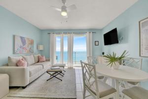 sala de estar con sofá y mesa en Sunny Shore Oasis Condo with Gulf Views, Pool and Hot Tub, en Panama City Beach