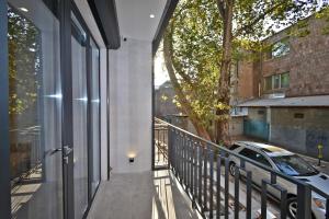 einen Balkon mit Blick auf ein Auto in der Unterkunft Teryan 54A Apartment in Yerevan