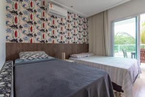 1 dormitorio con 2 camas y ventana en Oasis Graçandu #C20 - Casa moderna por Carpediem, en Extremóz