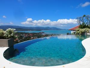 - une piscine avec vue sur l'eau dans l'établissement Panorama Summit - Seaview Private Villa, à Choeng Mon Beach
