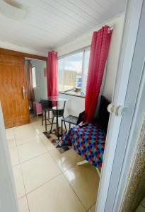 uma vista para uma sala de estar com uma mesa e cadeiras em Mini Casa Vista Mar em Salvador