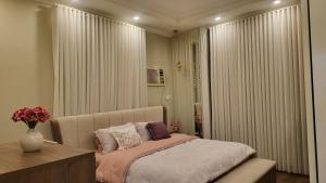 מיטה או מיטות בחדר ב-شقة فاخرة لاقامة مثالية