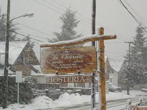 een bord voor een ziekenhuis in de sneeuw bij HOTEL LE CHARME con parking in Bariloche
