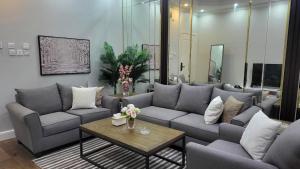 - un salon avec un canapé et une table dans l'établissement شقة فاخرة لاقامة مثالية, à Jazan