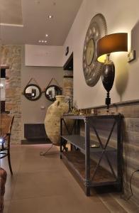 une chambre avec une table et une horloge sur le mur dans l'établissement Forvm boutique Hotel, à Trieste