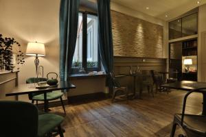 une salle à manger avec des tables et des chaises ainsi qu'une fenêtre dans l'établissement Forvm boutique Hotel, à Trieste