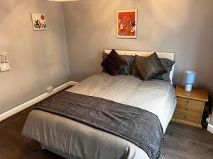 a bedroom with a bed and a night stand at Barton BnB 