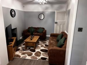 ein Wohnzimmer mit einem Sofa und einem Couchtisch in der Unterkunft Barton BnB 