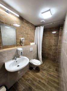 Koupelna v ubytování Alcorso Pension + 37 fotografií