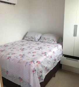 sypialnia z łóżkiem z kołdrą kwiatową w obiekcie Mini Casa Vista Mar w mieście Salvador