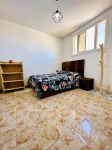 una camera con un letto e una croce sul pavimento di K11SURF ad Aourir
