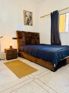 una camera da letto con un grande letto e un piumone blu di K11SURF ad Aourir